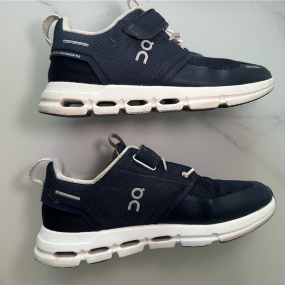 On Cloud Navy Velcro Size 2Y - Picture 2 of 7